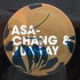 Text: "ASA-CHANG & JUNRAY". 
Design: Kreisförmige Scheibe mit blau-schwarzem floralen Muster auf goldbraunem Hintergrund.