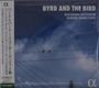 "BYRD AND THE BIRD" und Namen "Giovanni Antonini" und "Sheng-Fang Chiu". Zwei Vögel auf Drähten vor blauem Himmel.