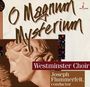 "O Magnum Mysterium" und "Westminster Choir" in großen Buchstaben, mit einem seitlichen Relief eines Gesichtes darunter.