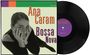Text: "Ana Caram Bossa Nova". Schwarz-weißes Foto einer lächelnden Frau, die auf ihren Händen ruht. Vinyl-Schallplatte sichtbar.