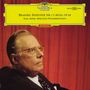 "Brahms: Sinfonie Nr. 1 C-Moll Op. 68" steht auf einem gelben Schild. Ein Mann mit Brille sitzt rechts davor.