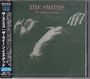 Eine CD-Hülle mit den Texten "THE SMITHS" und "The Queen Is Dead". Japanische Schrift an der linken Seite. Skizzenhaftes Bild einer liegenden Figur.
