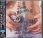 MADONNA - LIKE A PRAYER. Eine Hand hält Jeans mit bunten Schmuckanhängern und Ringen. Vintage-Stil.