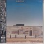 „Little Feat“ oben. Japanische Schriftzeichen links. Gebäude beschriftet mit „Ocean Front Market“ und „Watch Box“.