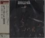 Text: „Hubert Laws Carnegie Hall“. Japanische Schriftzeichen auf der linken Seite. Schwarzer Hintergrund mit Musikern.
