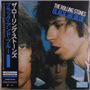 "The Rolling Stones Black and Blue" oben rechts. Drei Männer mit langen Haaren und ernsten Blicken vor blauem Hintergrund. Vertikaler japanischer Text links.