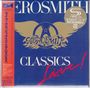 "CLASSICS Live!" in weiß und rot. Aerosmith-Logo mit Flügeln auf blauem Hintergrund. Japanische Schriftzeichen.