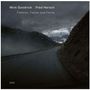"Mick Goodrick Fred Hersch, Feebles, Fables and Ferns." Eine kurvige, verlassene Straße zwischen dunklen Bergen unter bewölktem Himmel.