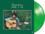 "Michael Jackson MUSIC & ME". Ein Kind mit Afro spielt Gitarre, sitzt im Freien; grüne Vinyl-Schallplatte und Rahmen.