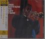 JOHN COLTRANE THE LAST TRAIN. Links vertikale japanische Schrift. Ein Musiker spielt Saxophon vor rotem Hintergrund.