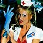 Auf einem Abzeichen steht "blink-182". Eine Frau trägt ein Krankenschwester-Outfit, roten BH und blaue Handschuhe.