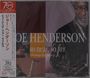 „Joe Henderson, so near, so far (Musings For Miles)“. Illustration mit einem Mann, Saxophon und Schallplattenlabel.