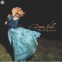 „Diana Krall, When I look in your eyes“. Eine Frau in einem blauen Kleid tanzt lachend auf einer Wiese.