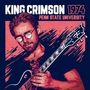 KING CRIMSON 1974 PENN STATE UNIVERSITY. Illustration eines Mannes mit Brille und Gitarre, im retro-grafischen Stil.
