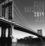 Text: "King Crimson 2014 NYC". Schwarz-weiß-Foto der Manhattan Bridge über Wasser in New York City.