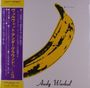 Gelbes Band mit japanischem Text, links auf lila Hintergrund. Illustration: Gelbe Banane, "Andy Warhol" unten.