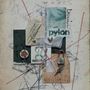 Collage mit Textfragmenten, teils lesbar: "Python", "beau". Verschiedene Materialien, rote Fäden, Vorhängeschloss.