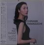 CHINAMI YAMAGUCHI, The Köln Concert, Live at Kasumicho Ongakudo. Elegante Frau im schwarzen Kleid seitlich blickend.