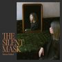 „THE SILENT MASK“ oben links, „Hatsune Hirakawa“ darunter. Frau sitzt, schaut in Spiegel.