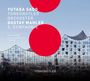 Yutaka Sado, Tonkünstler Orchester, Gustav Mahler 5. Symphonie. Hintergrund zeigt die Elbphilharmonie mit rotem Design.