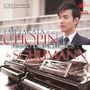 TAIJI TAKATA PLAYS CHOPIN PIANO CONCERTOS & SCHUMANN. Mann im Anzug mit Flügeln im Hintergrund.