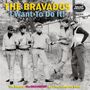 "The Bravados: I Want To Do It!" Fünf Männer in Freizeitkleidung stehen lässig in einer Waldlandschaft. Schwarz-weiß Fotografie.