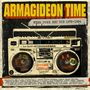 "ARMAGIDEON TIME: WHEN PUNK MET DUB 1978-1984." Illustration mit Boombox, Aufkleber von Bands, retro Stil.