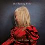 "the darling buds", "same sun | same sky", Frau mit blonden Haaren im Profil in rotem Kleid auf blauem Hintergrund.