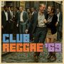 Text: "CLUB REGGAE '69". Ein Paar in Vintage-Kleidung lachend auf Kopfsteinpflaster umringt von Menschen in Anzügen.