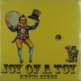 Text: "JOY OF A TOY", "KEVIN AYERS". Illustration: Ein Kind mit Zylinder und Tamburin, ein Frosch mit Tuba, gelber Hintergrund.