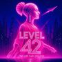 „LEVEL 42. THE LATER YEARS 2001-2020.“ Neonartige Illustration einer Frau vor futuristischer Stadtsilhouette.