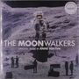 „THE MOONWALKERS“ in großen Buchstaben. Ein Astronaut steht auf einer Mondoberfläche, umgeben von kleinen Figuren.