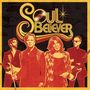 Text: "SOUL BELIEVER" im Retro-Stil. Illustration von vier Personen mit Musikinstrumenten und Mikrofon, stilisiert in Rot-Orange.