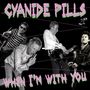 "CYANIDE PILLS", "WHEN I'M WITH YOU" in pink/grün. Fünf Musiker spielen leidenschaftlich ihre Instrumente. Punk-Stil.