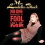 "NO ONE MAKES A FOOL OUT OF ME" in roten Buchstaben; Frau in Rock liegt seitlich auf schwarzem Hintergrund.