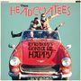 "Thee Headcoatees" oben, "EV'RYBODY'S GONNA BE HAPPY" mittig. Vier Personen posieren fröhlich in einem roten Cabrio.