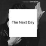 „The Next Day“ steht in einem weißen Quadrat auf einem Foto von jemandem in einer pose mit erhobener Hand.