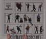 Text: "Étienne Gara Cabinet of Curiosities" und "Delirium Musicum". Menschen posieren mit Musikinstrumenten in kleinen Boxen.