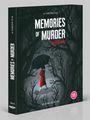 "Memories of Murder" und koreanischer Text. Dunkle Bäume, Person in rotem Mantel mit Regenschirm. Altersfreigabe: 15.