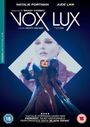 "Vox Lux" oben in großer Schrift. Frau in auffälligem Outfit auf Bühne, Hintergrundeinblendung ihres Gesichts.
