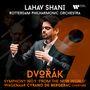 LAHAV SHANI, ROTTERDAM PHILHARMONIC ORCHESTRA, DVOŘÁK: SYMPHONY NO.9. Ein Dirigent in Anzug beim Dirigieren.