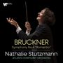 "Bruckner Symphony No.4 'Romantic'; Nathalie Stutzmann; Atlanta Symphony Orchestra." Dirigentin mit erhobenen Armen.