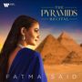Text: "The Pyramids Recital" und "Fatma Said". Frau in blauem Kleid vor Pyramiden. Sonnenuntergang im Hintergrund.