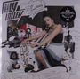„Lily Allen“, „20th Anniversary Edition“. Frau auf kariertem Boden, retro Design, Wolkenillustrationen, Mikrofon.