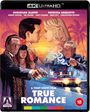 "TRUE ROMANCE" steht in großen Buchstaben. Eine gezeichnete Filmposter-Szene mit Figuren, Pistole und Retro-Auto vor Palmen.