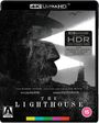 "4K Ultra HD", "HDR: High Dynamic Range", "The Lighthouse", "Willem Dafoe", "Robert Pattinson". Schwarz-weißes Porträt, Leuchtturm.