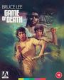 "BRUCE LEE GAME OF DEATH" in weißen Buchstaben. Illustration von Bruce Lee in gelbem Anzug, kämpferische Posen.