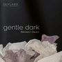 „gentle dark“, Brown | Daley. SKYLARK VOCAL ENSEMBLE. Trockenblüten vor dunklem Hintergrund.