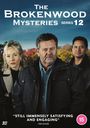 „The Brokenwood Mysteries Series 12“ steht oben. Darunter drei Personen vor einem herbstlichen Hintergrund.