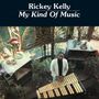 Text: "Rickey Kelly, My Kind Of Music". Ein Mann spielt ein Xylophon in einem grünen Raum mit Pflanzen und Dekor.